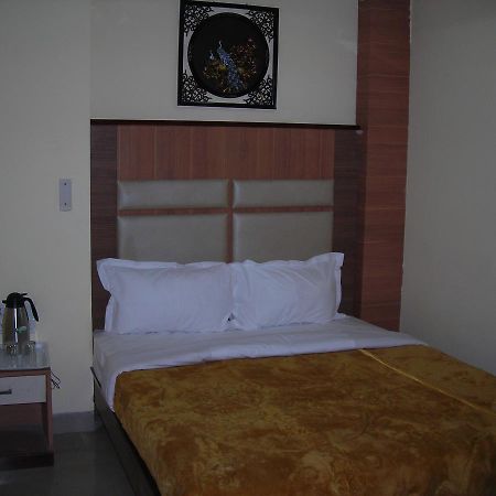 Hotel Dolphin Rāipur 外观 照片
