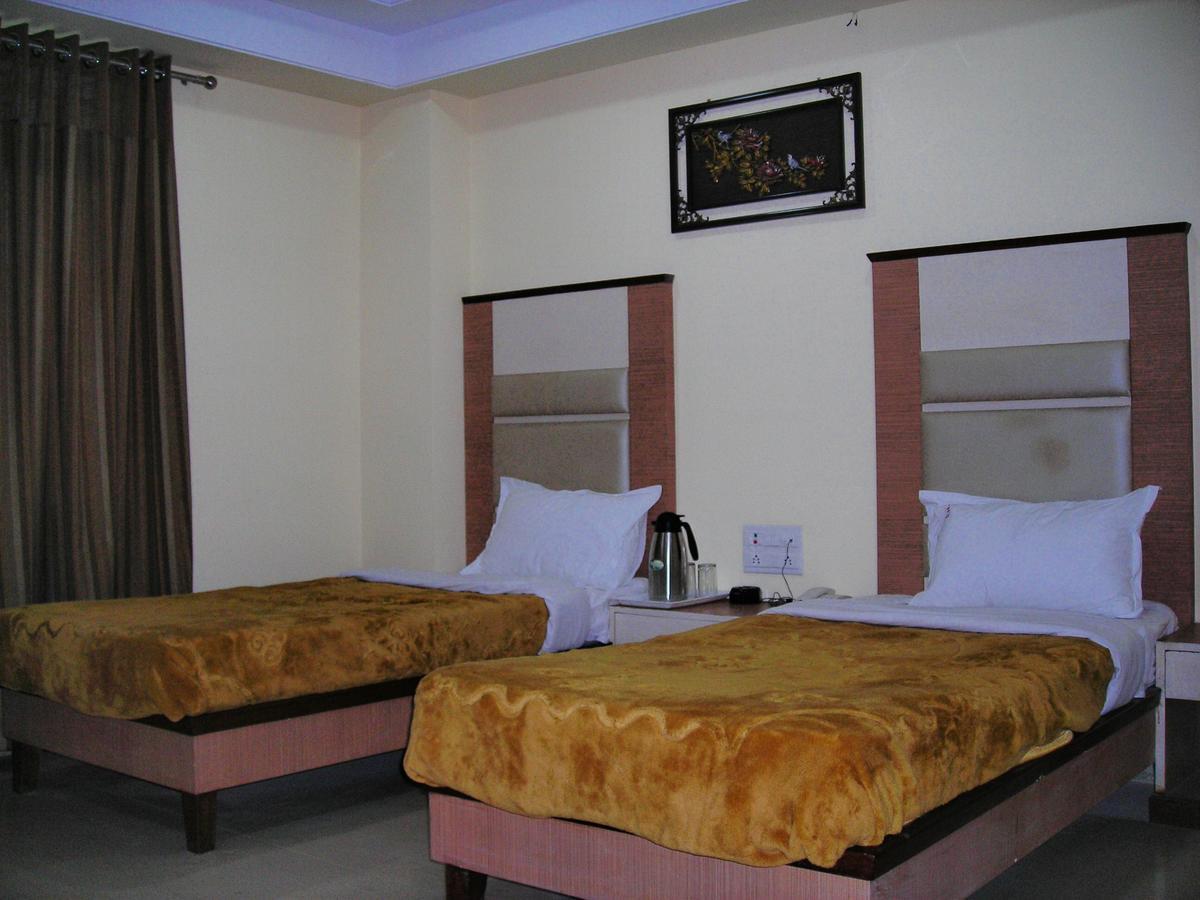 Hotel Dolphin Rāipur 外观 照片