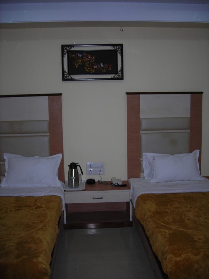 Hotel Dolphin Rāipur 外观 照片